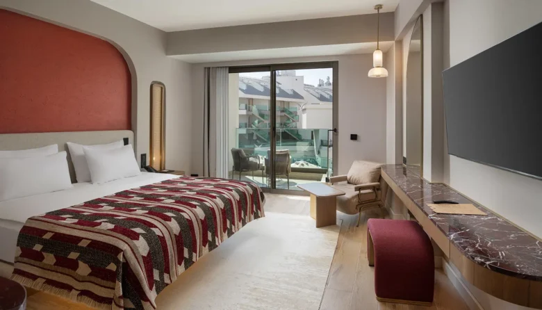 Süperior Havuza Merdivenle Bağlantılı Oda