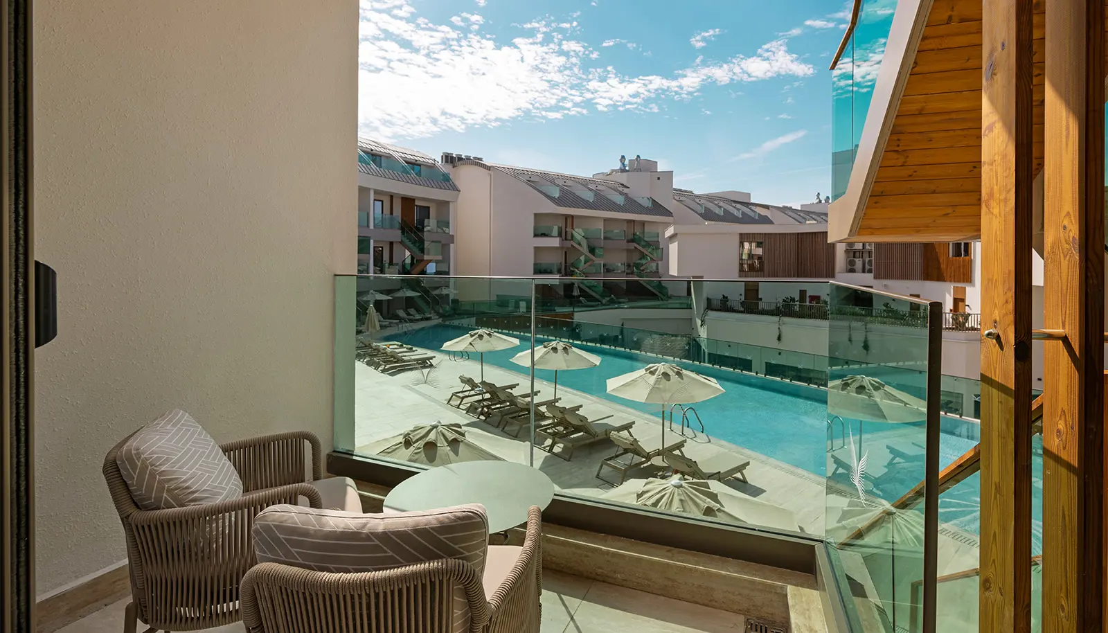 Süperior Havuza Merdivenle Bağlantılı Oda