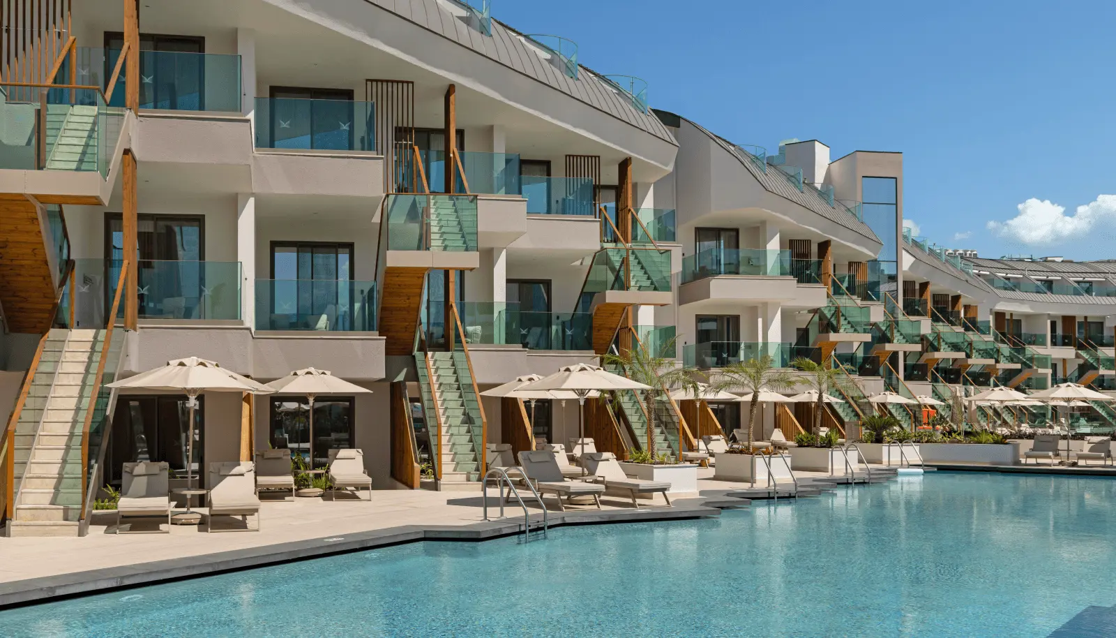 Süperior Havuza Merdivenle Bağlantılı Oda