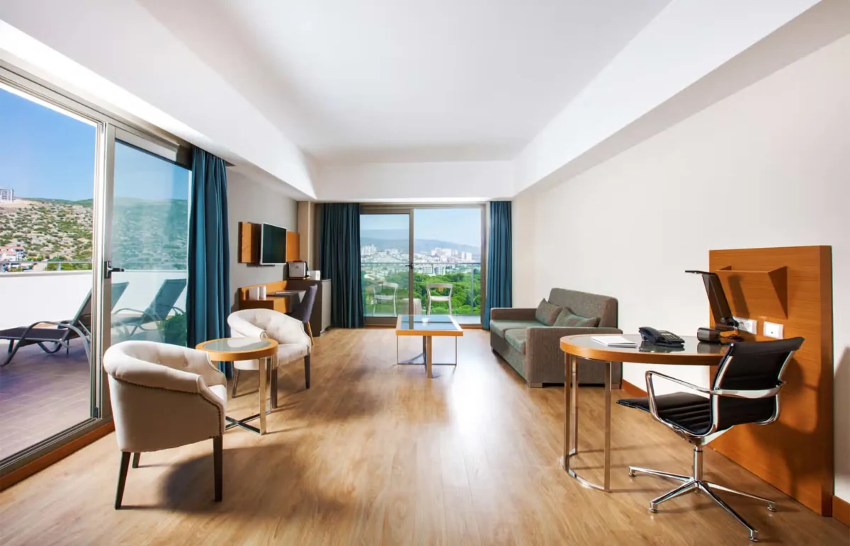 Corner Suite Side Sea View